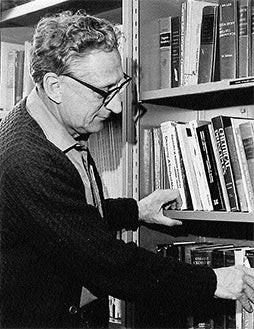 George Helmkamp at a bookshelf (c) UCR