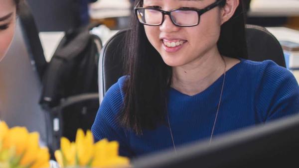 women looking at laptop and smiling 624px women looking at laptop and smiling