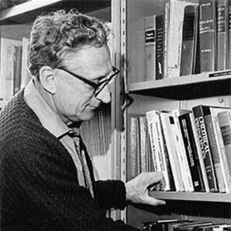 George Helmkamp at a bookshelf (c) UCR