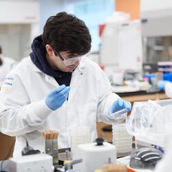 Student in the Genetics and Molecular Biotechnology lab.