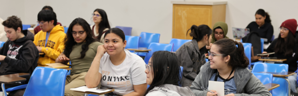 CNAS Learning Community Class With Students Interacting With One Another