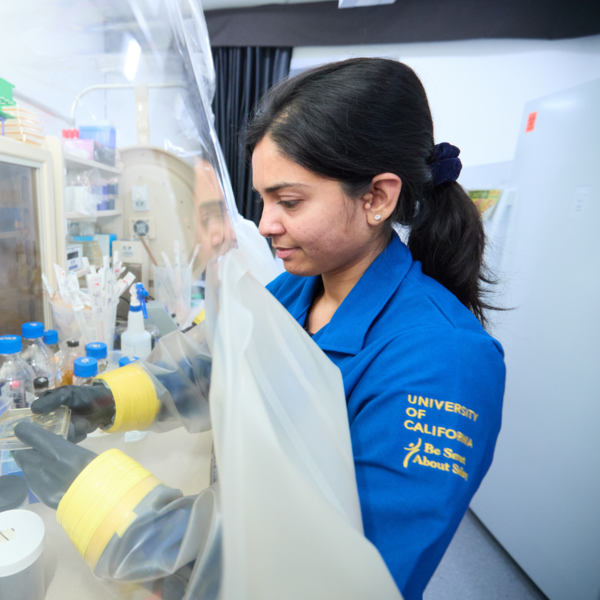 CNAS student in lab